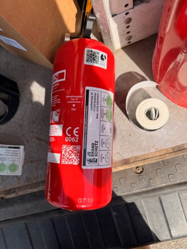 2-kg-Feuerlöscher mit neuer Prüfplakette