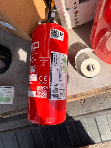 2-kg-Feuerlöscher mit neuer Prüfplakette