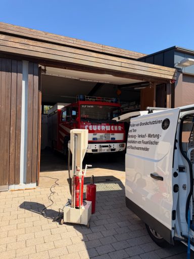 Servicefahrzeug von JS Brandschutz bei der Feuerlöscherprüfung bei der Feuerwehr in Grafenau.